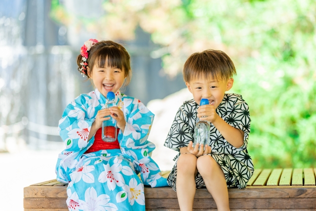 ラムネを飲む子供